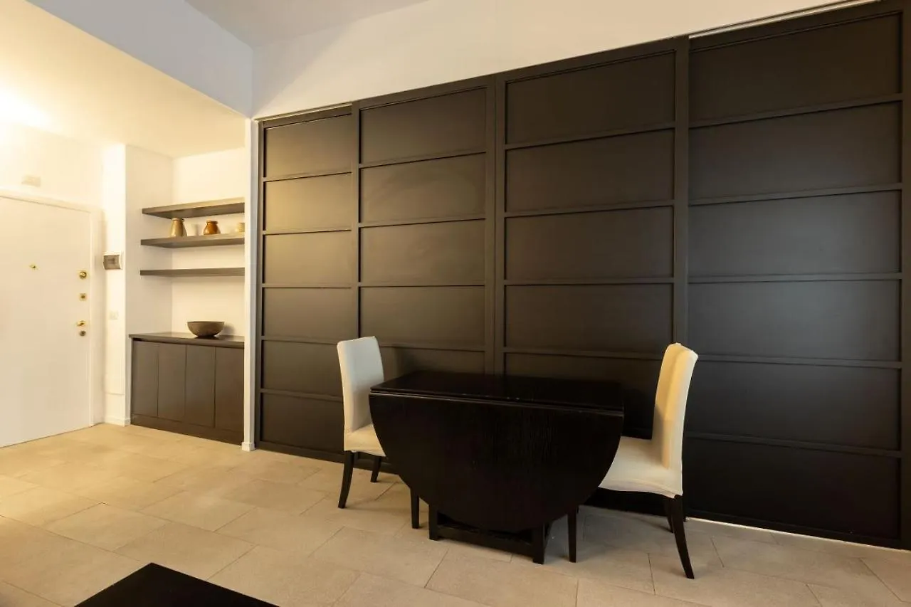 Apartment In Brera-Fatebenefratelli-Porta Nuova-Milano 0*, Milano
